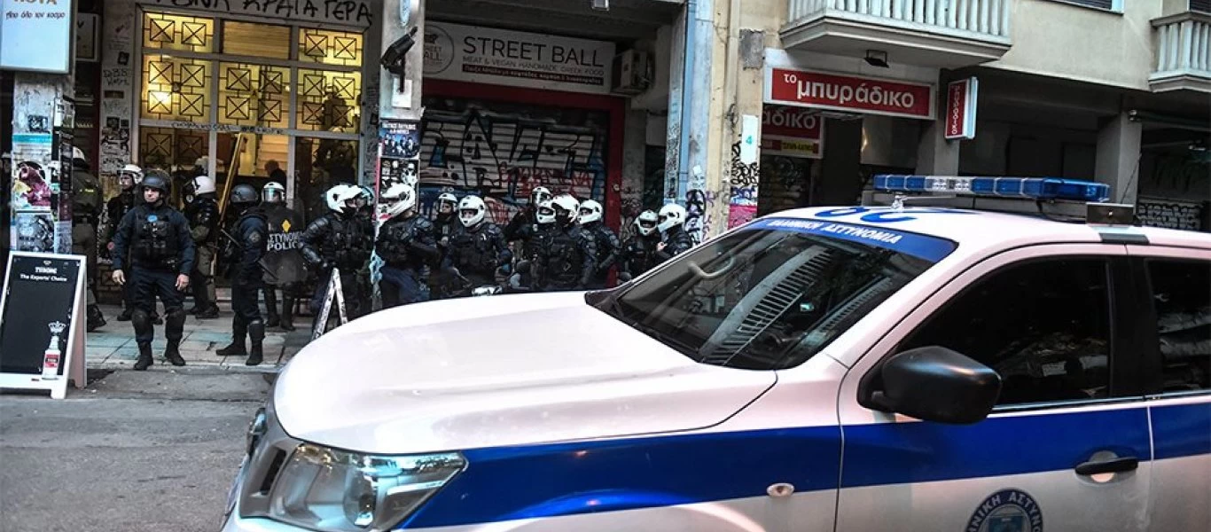 «Χριστούγεννα» στην Αθήνα: Αιμόφυρτος αλλοδαπός στην πλατεία Κολιάτσου μέρα μεσημέρι